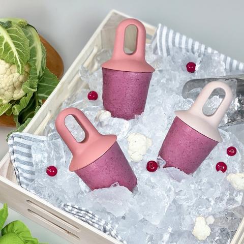 Glasspinnar med bär och grönt