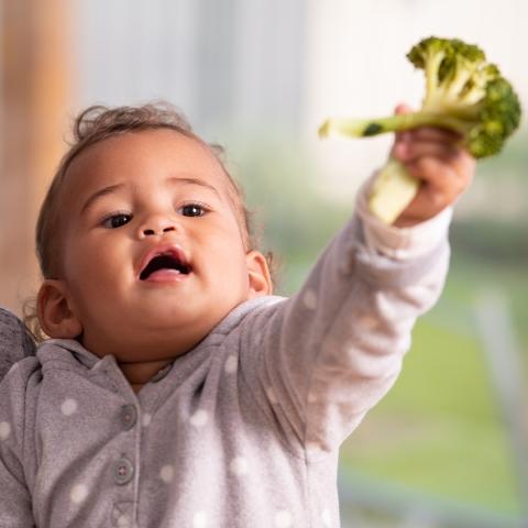 Pasta med ostsås och broccoli